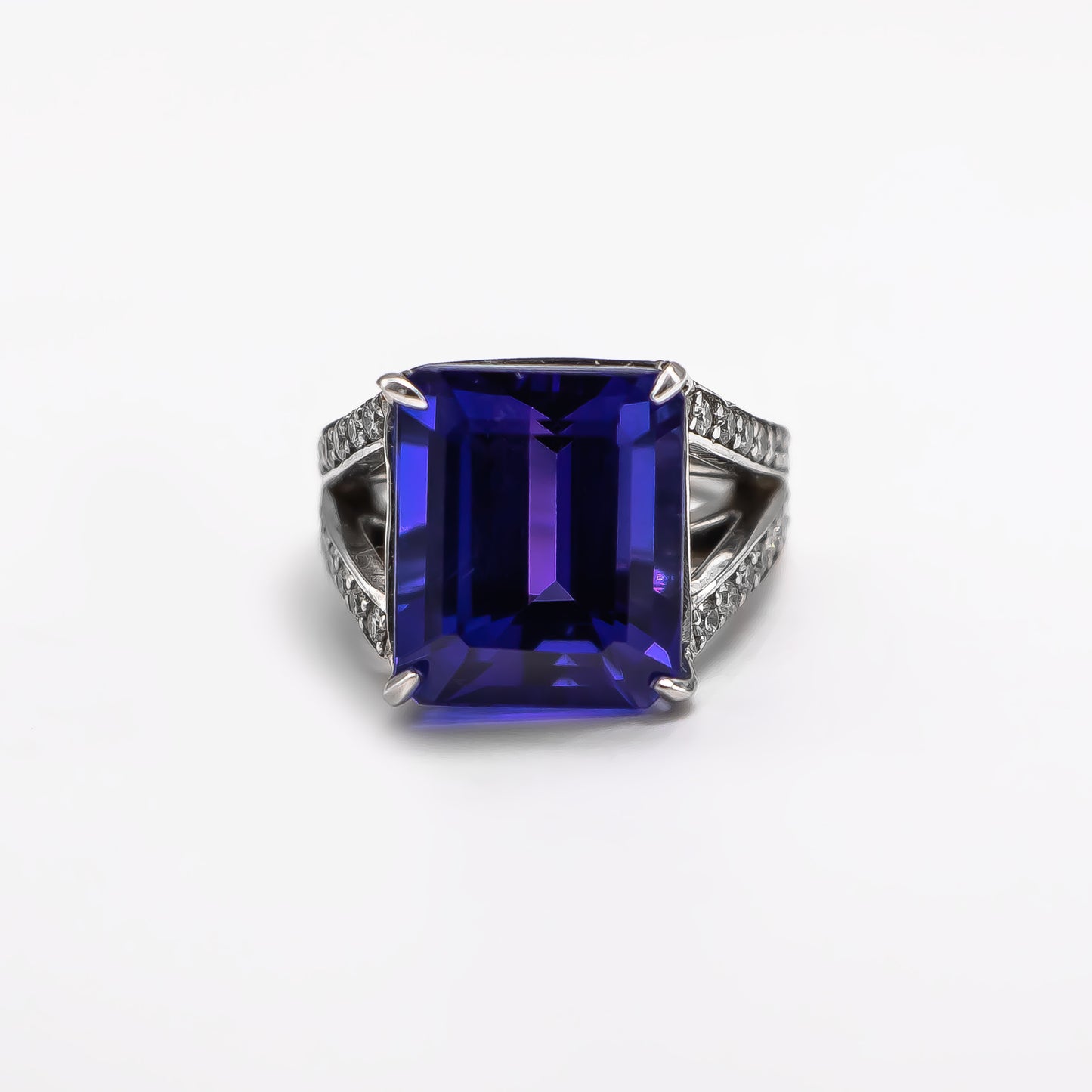 Very Fine 17.67 Carat Tanzanite Ring Encrusted With 1.46 Carats Diamonds