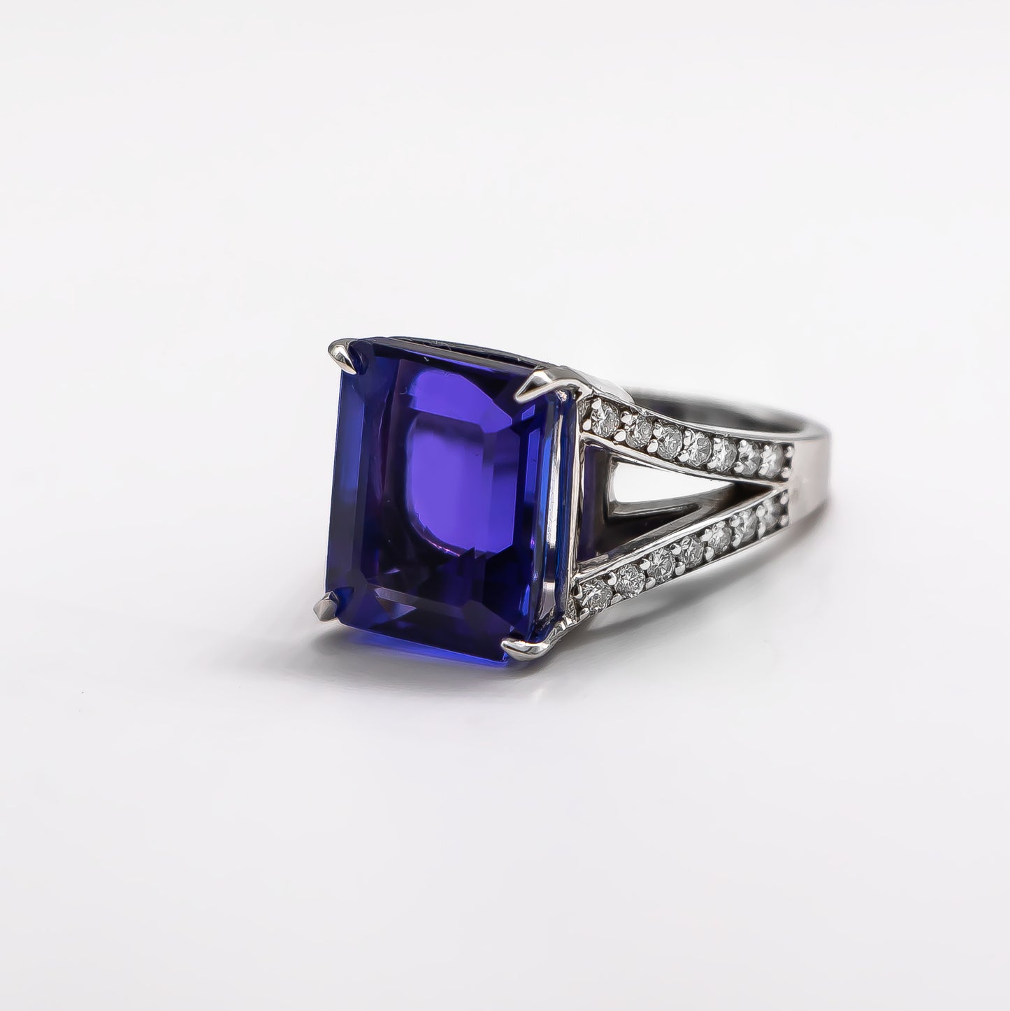 Very Fine 17.67 Carat Tanzanite Ring Encrusted With 1.46 Carats Diamonds