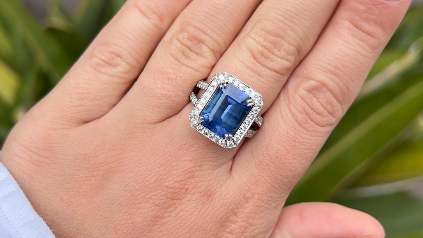 Sapphire 6.50 Carat Ring With Diamonds 18K Gold
