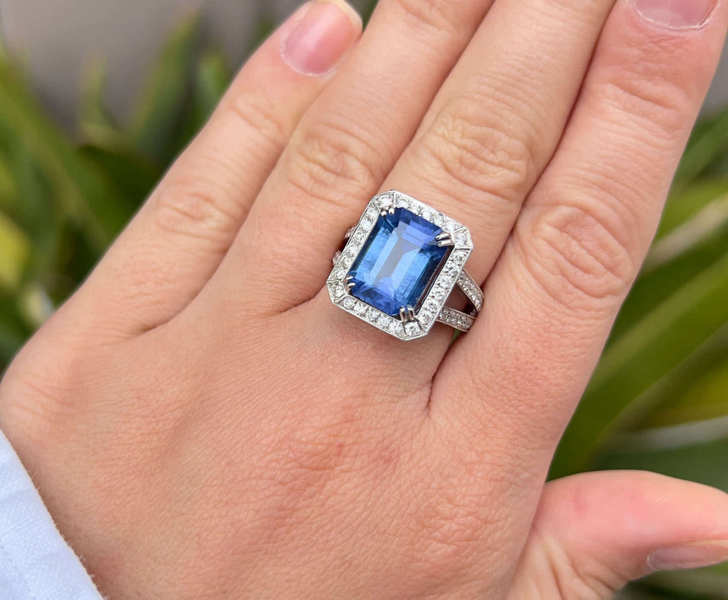 Sapphire 6.50 Carat Ring With Diamonds 18K Gold